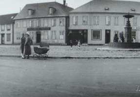 Le bâtiment vu depuis la place, photographie ancienne