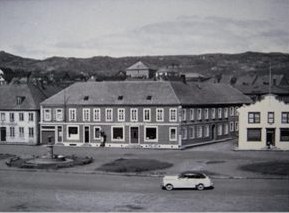 Vue d'ensemble du bâtiment et du quartier, photographie ancienne